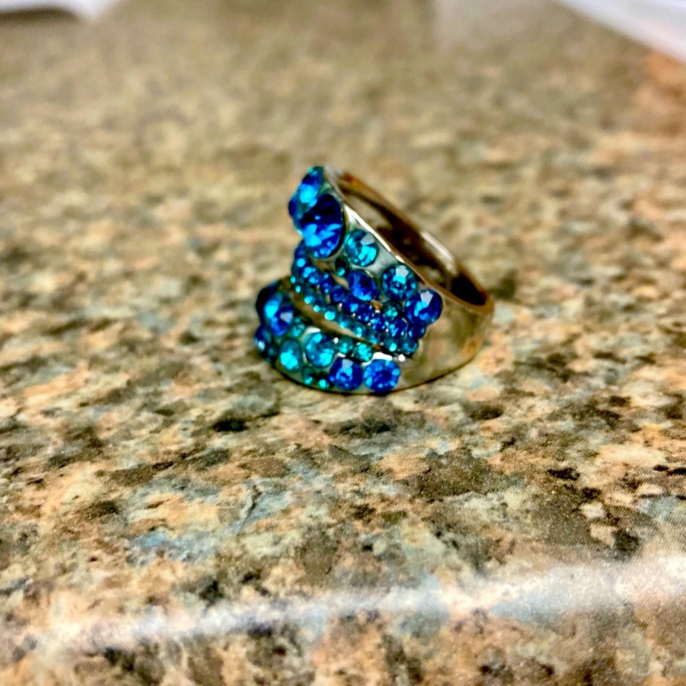 NWOT ⭐️ 3a-Tier Multiple-Jeweled Blue Shades Ring - Picture 2 of 6